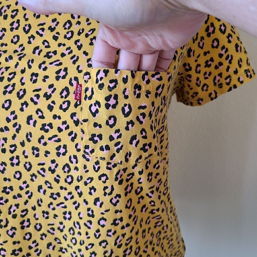 Levi's Leopard Print Tee Shirt T-Shirt XS Perfect Pocket Short Sleeves‎ Casual - Picture 2 of 10